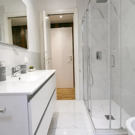 - Brand-new Flat For 5 Steps To A-c 아파트